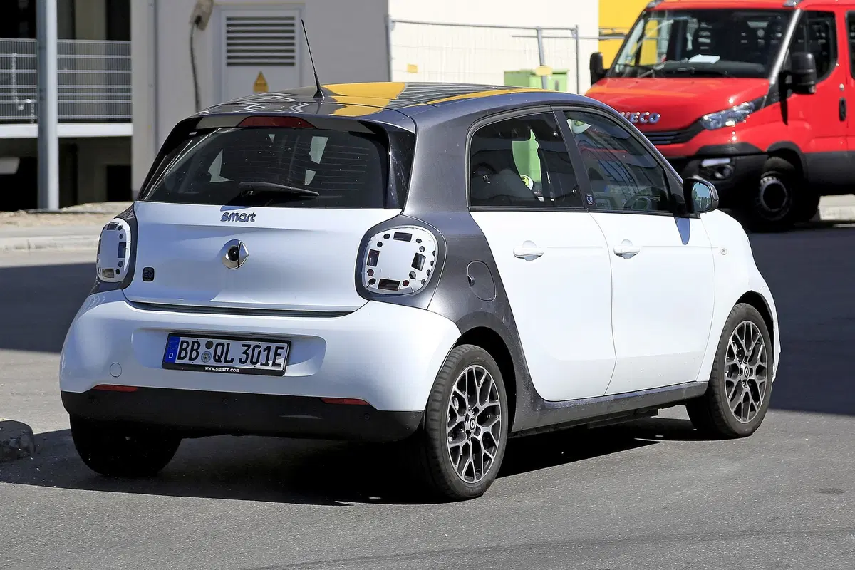Smart EQ forfour: aggiornamenti per la piccola elettrica [Foto spia] (5)
