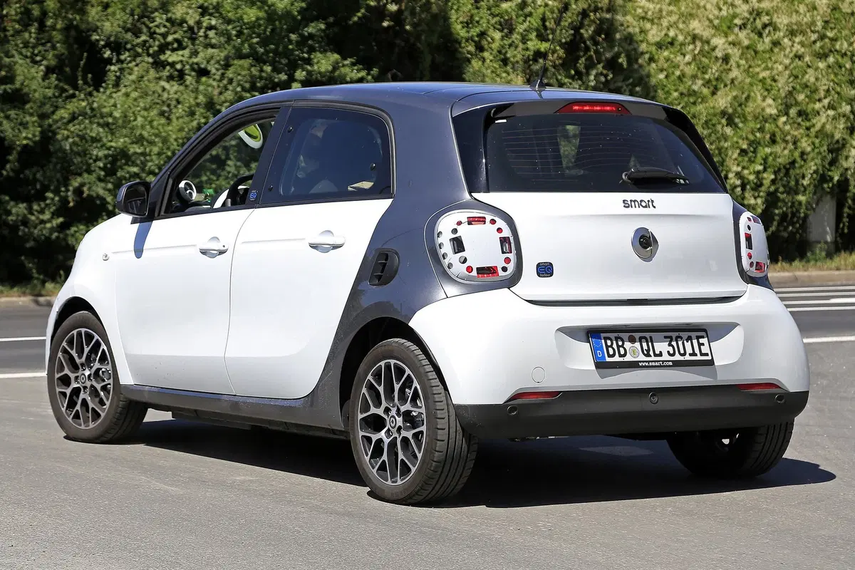 Smart EQ forfour: aggiornamenti per la piccola elettrica [Foto spia] (2)