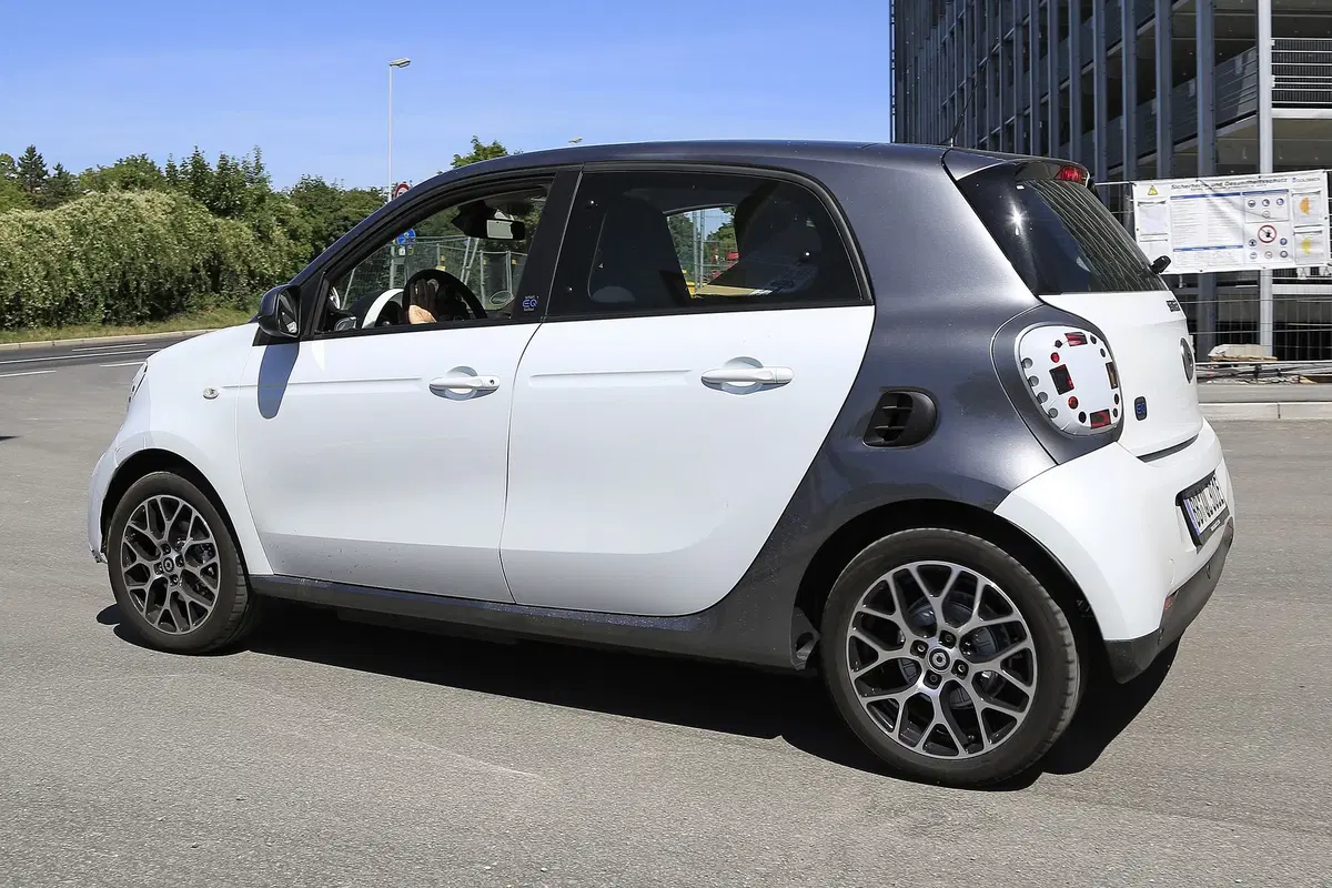 Smart EQ forfour: aggiornamenti per la piccola elettrica [Foto spia] (4)