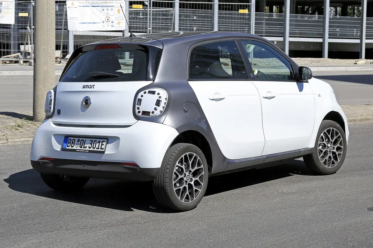 Smart EQ forfour: aggiornamenti per la piccola elettrica [Foto spia] (7)