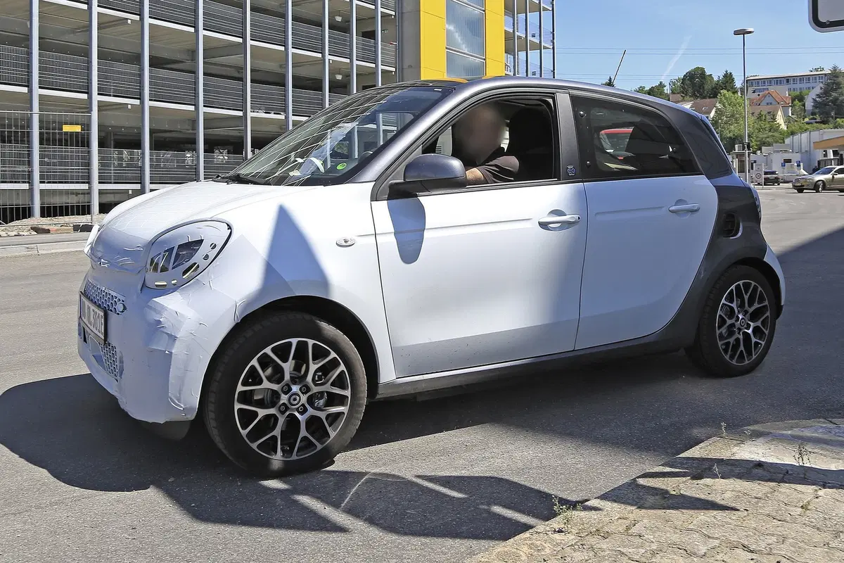 Smart EQ forfour: aggiornamenti per la piccola elettrica [Foto spia] (6)