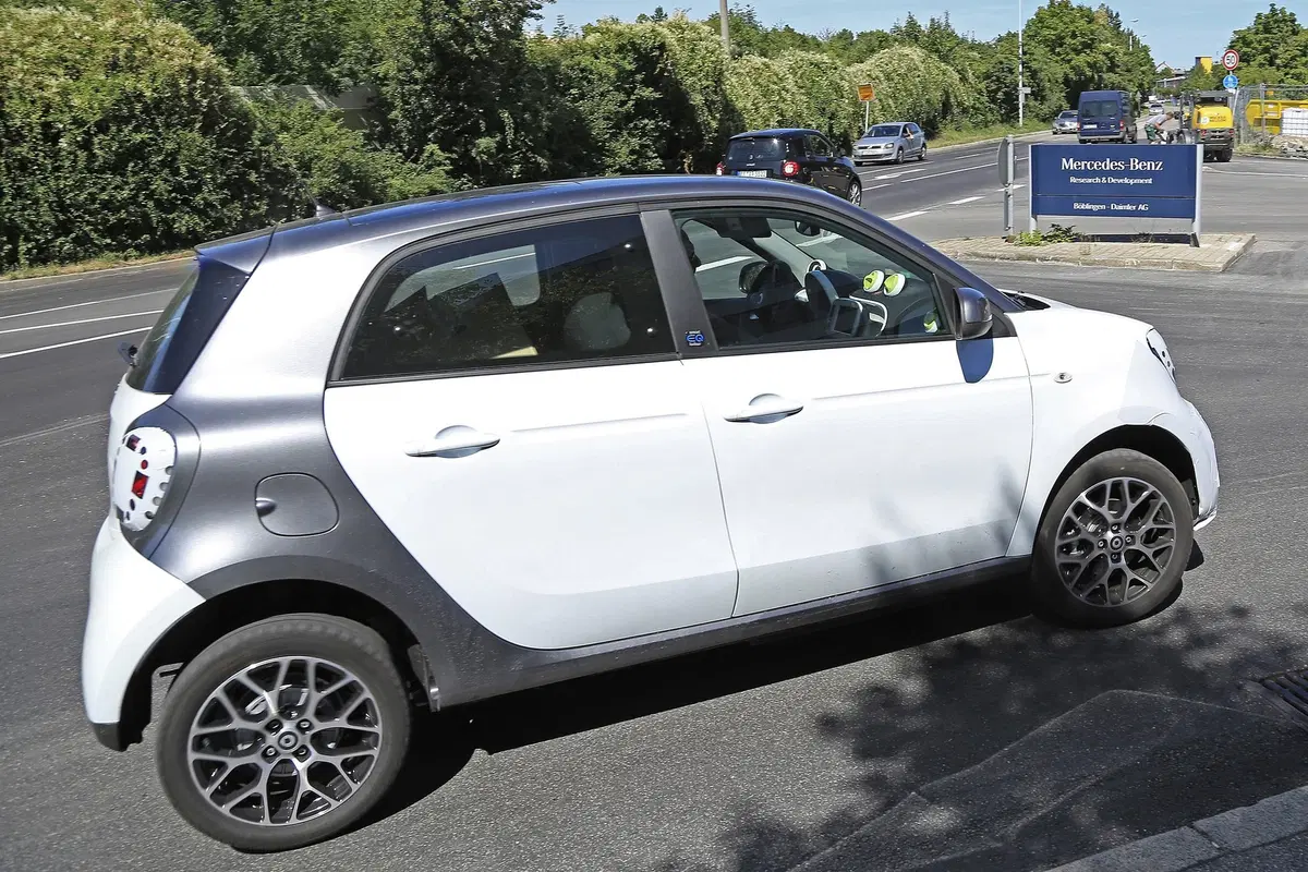 Smart EQ forfour: aggiornamenti per la piccola elettrica [Foto spia] (9)