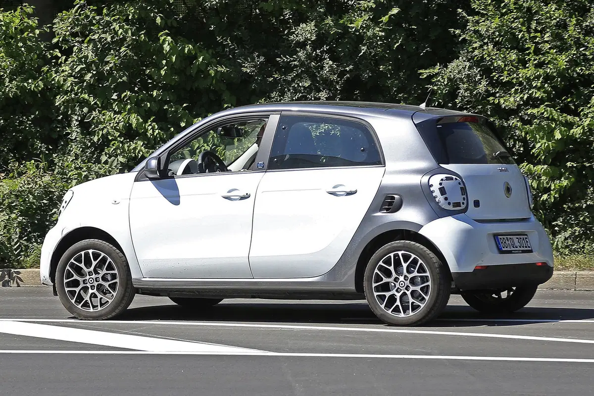 Smart EQ forfour: aggiornamenti per la piccola elettrica [Foto spia] (10)