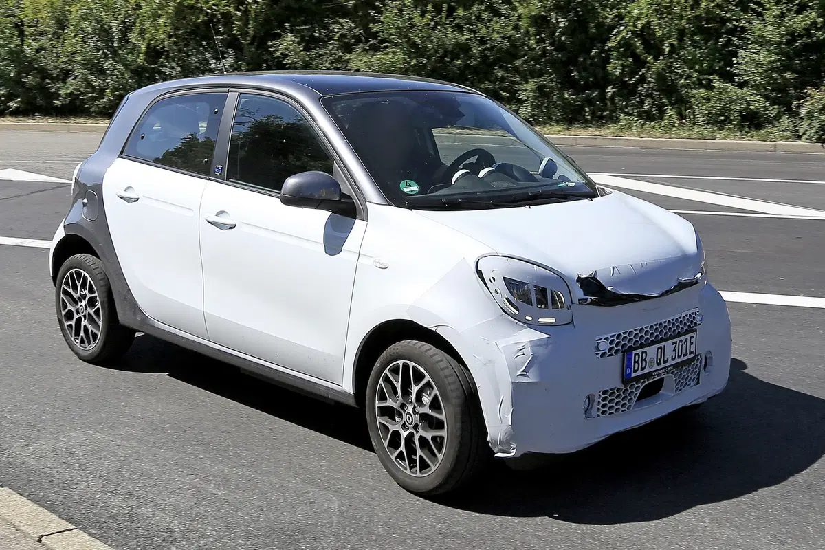 Smart EQ forfour: aggiornamenti per la piccola elettrica [Foto spia] (8)