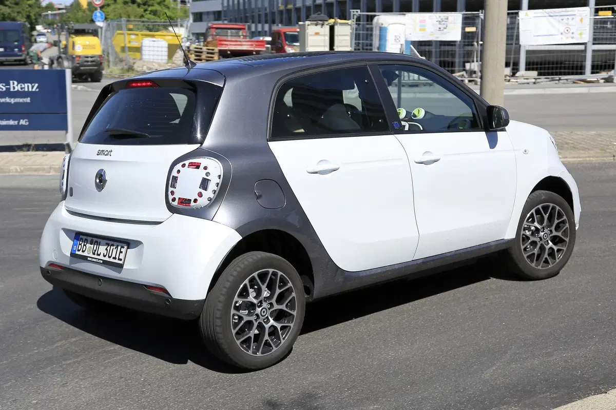 Smart EQ forfour: aggiornamenti per la piccola elettrica [Foto spia] (11)