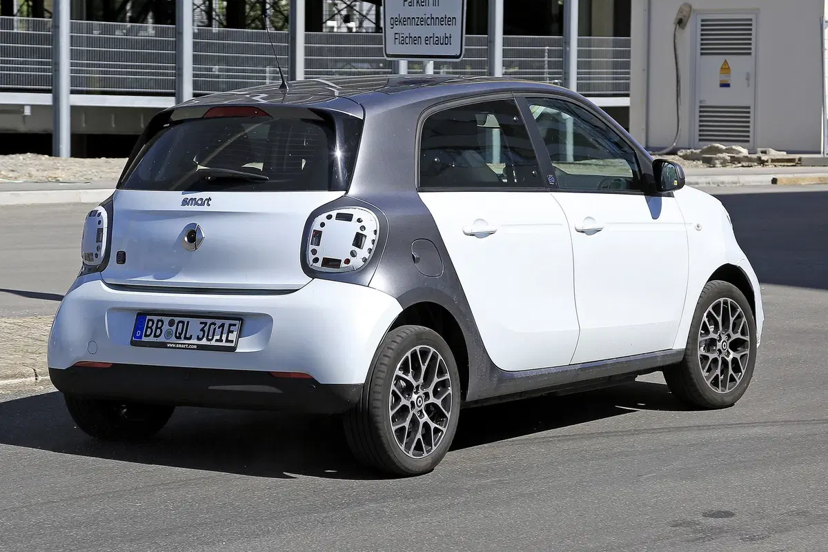 Smart EQ forfour: aggiornamenti per la piccola elettrica [Foto spia] (12)