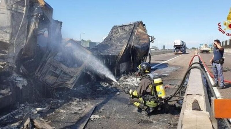 Bologna, due TIR in fiamme dopo uno scontro in autostrada: un morto [Video]
