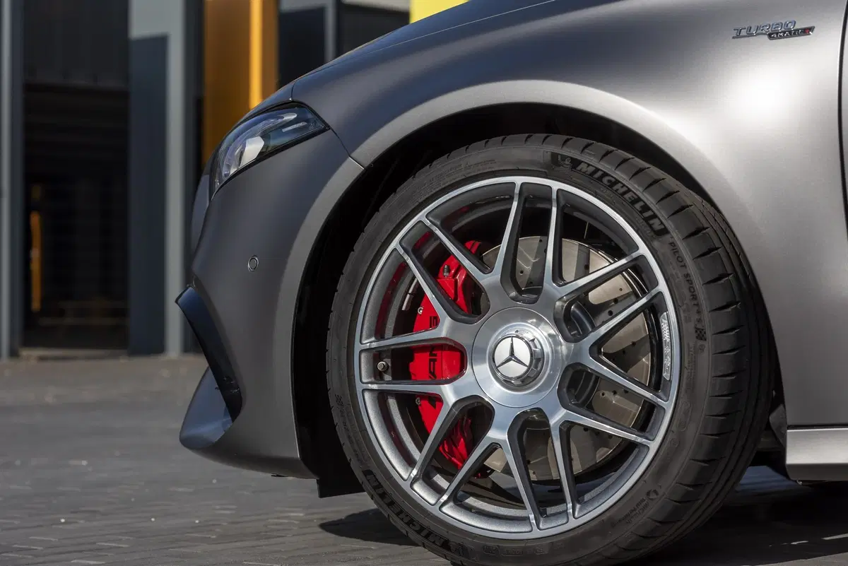 Mercedes-AMG A 45 2019: derapa e diverte con 421 CV [Video] (2)