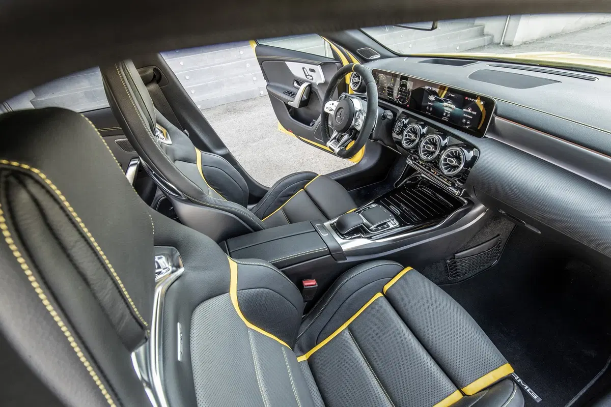 Mercedes-AMG A 45 2019: derapa e diverte con 421 CV [Video]