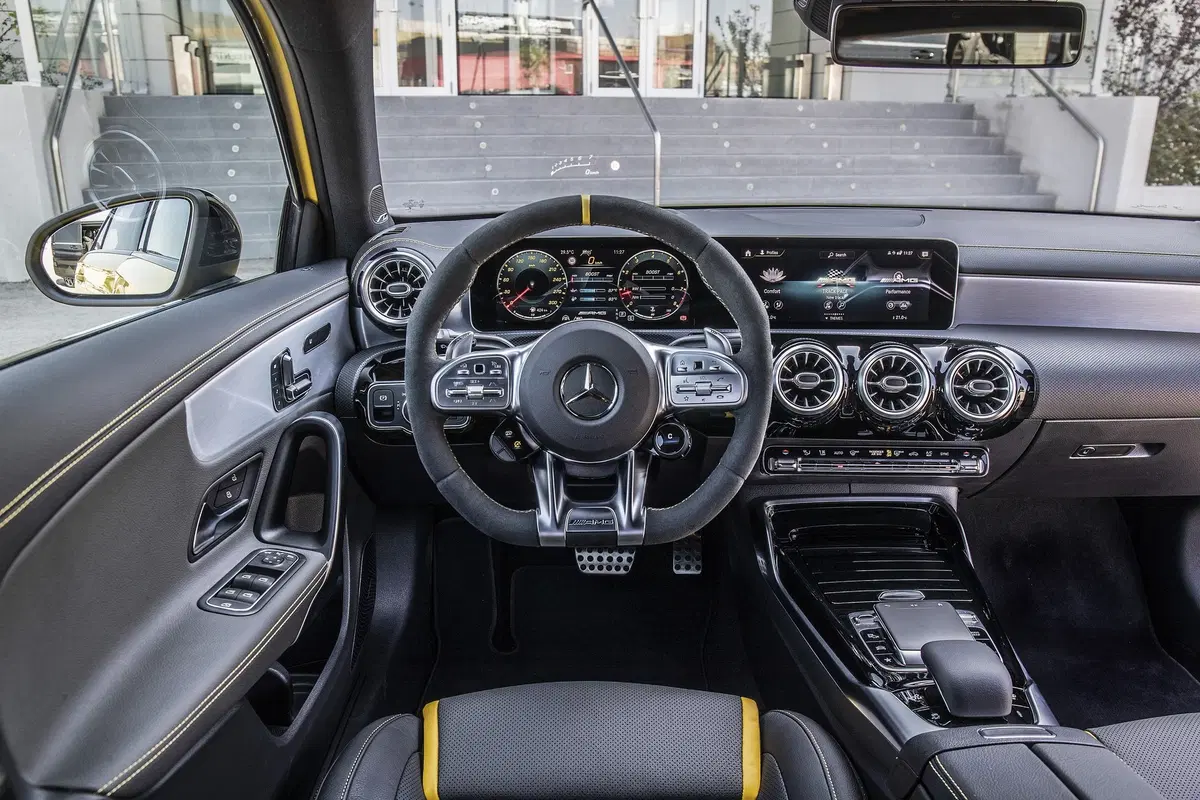 Mercedes-AMG A 45 2019: derapa e diverte con 421 CV [Video] (5)