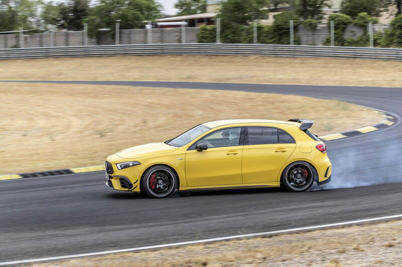 La trazione integrale permette di intraversare la nuova A 45 AMG