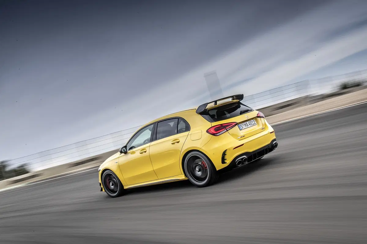 Mercedes-AMG A 45 2019: derapa e diverte con 421 CV [Video] (5)