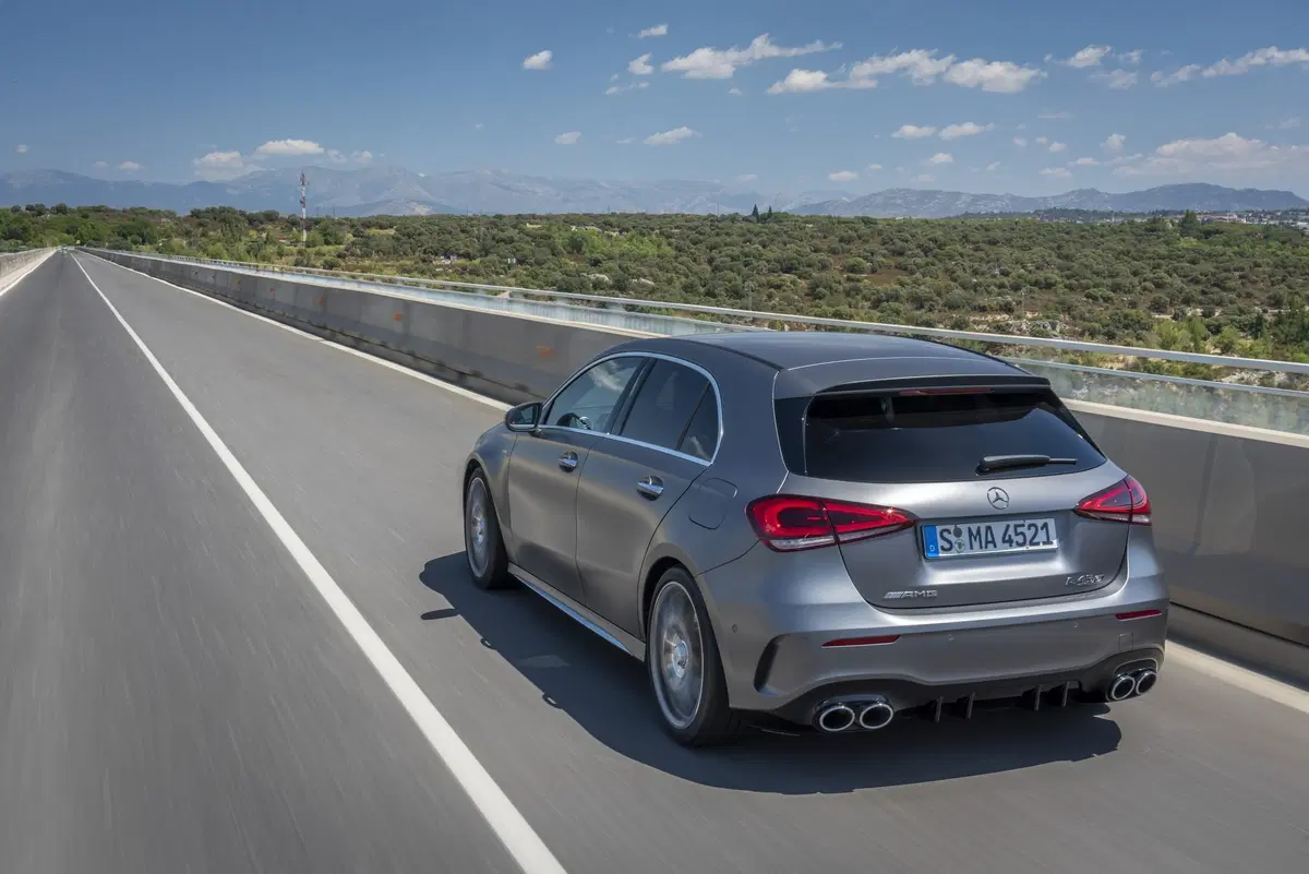 Mercedes-AMG A 45 2019: derapa e diverte con 421 CV [Video] (9)