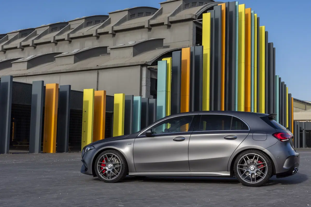 Mercedes-AMG A 45 2019: derapa e diverte con 421 CV [Video] (6)