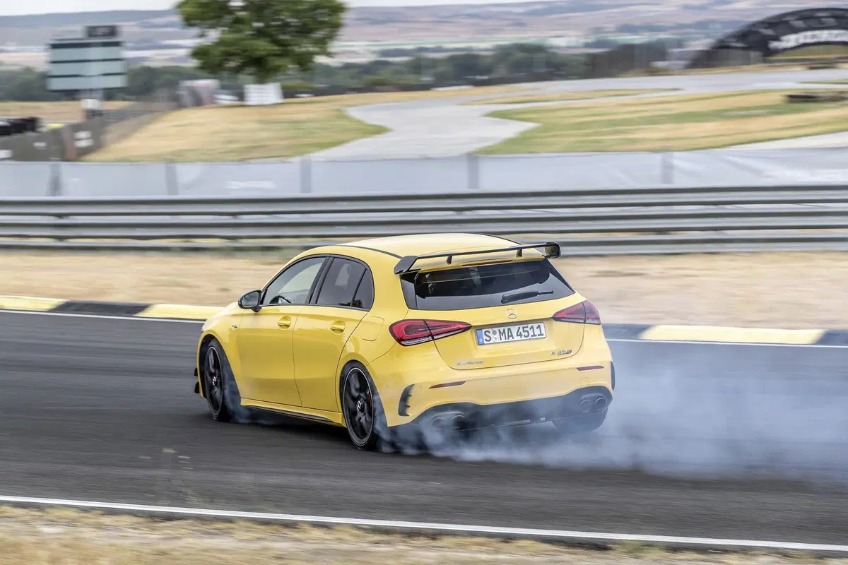 Mercedes-AMG A 45 2019: derapa e diverte con 421 CV [Video] (14)