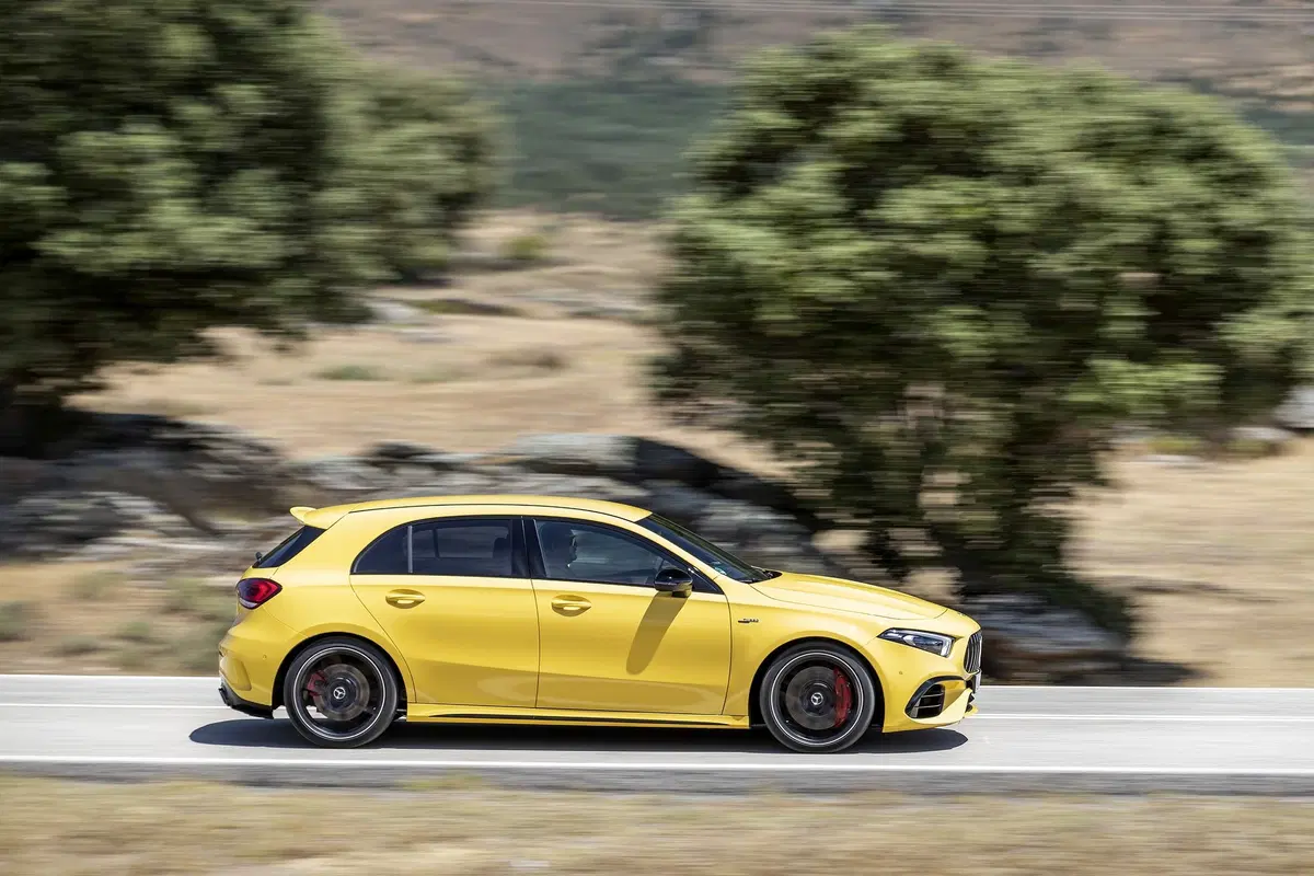 Mercedes-AMG A 45 2019: derapa e diverte con 421 CV [Video] (7)