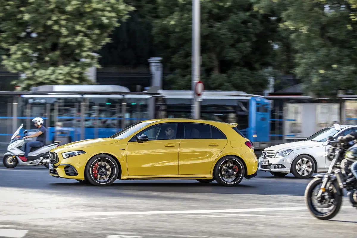 Mercedes-AMG A 45 2019: derapa e diverte con 421 CV [Video] (11)
