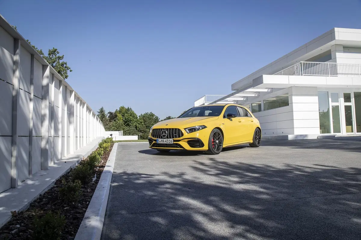 Mercedes-AMG A 45 2019: derapa e diverte con 421 CV [Video] (8)