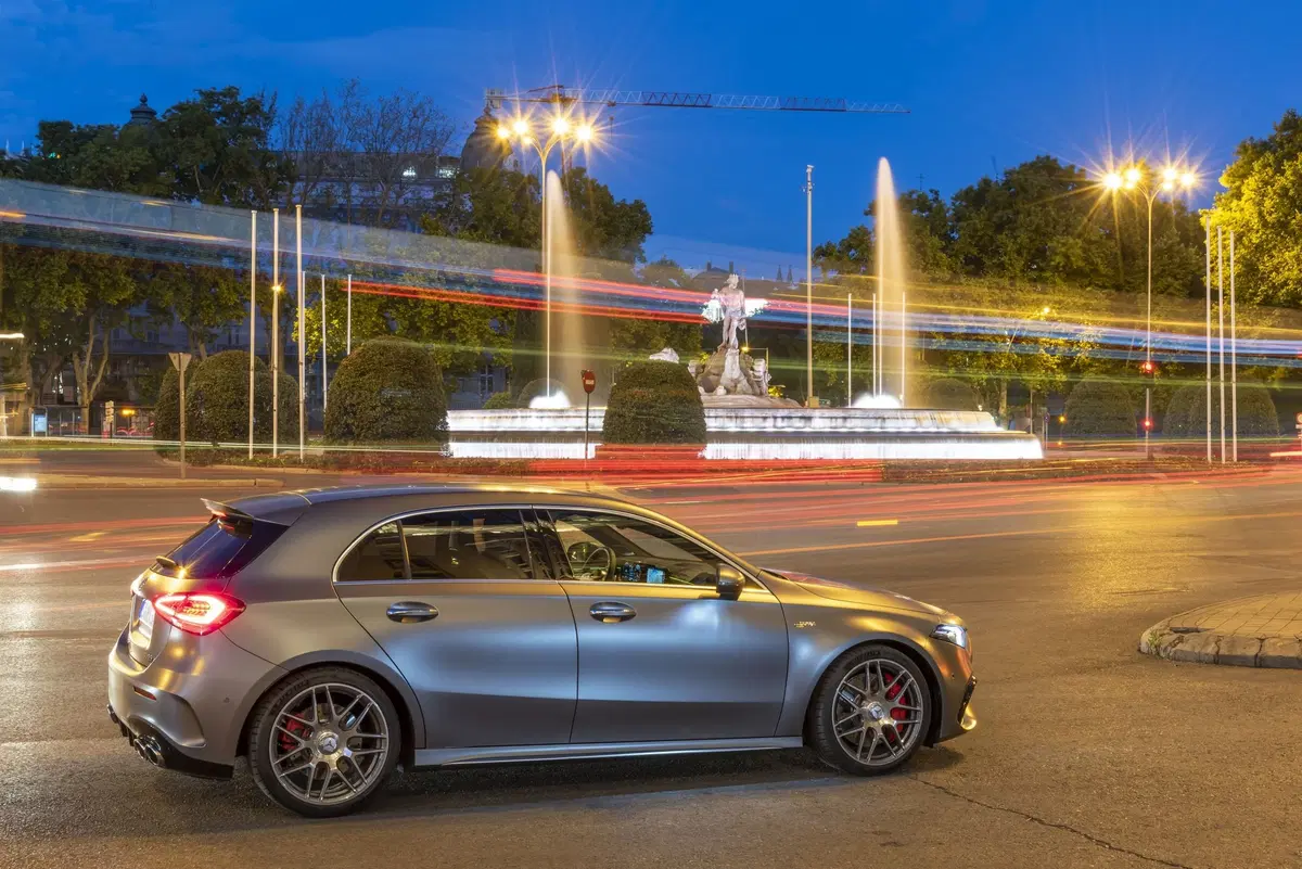 Mercedes-AMG A 45 2019: derapa e diverte con 421 CV [Video] (13)
