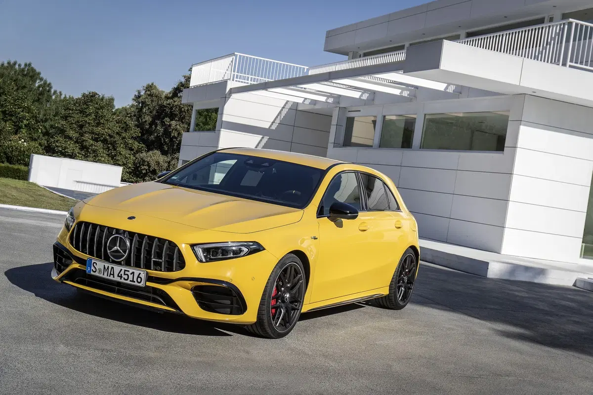 Mercedes-AMG A 45 2019: derapa e diverte con 421 CV [Video] (10)