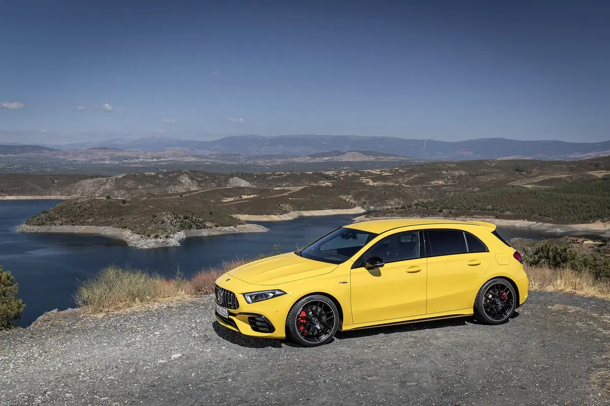 Mercedes-AMG A 45 2019: derapa e diverte con 421 CV [Video] (16)