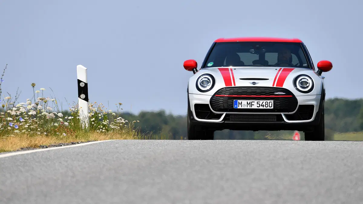 Mini Clubman John Cooper Works 2019, restyling e tanta potenza in più [Video]