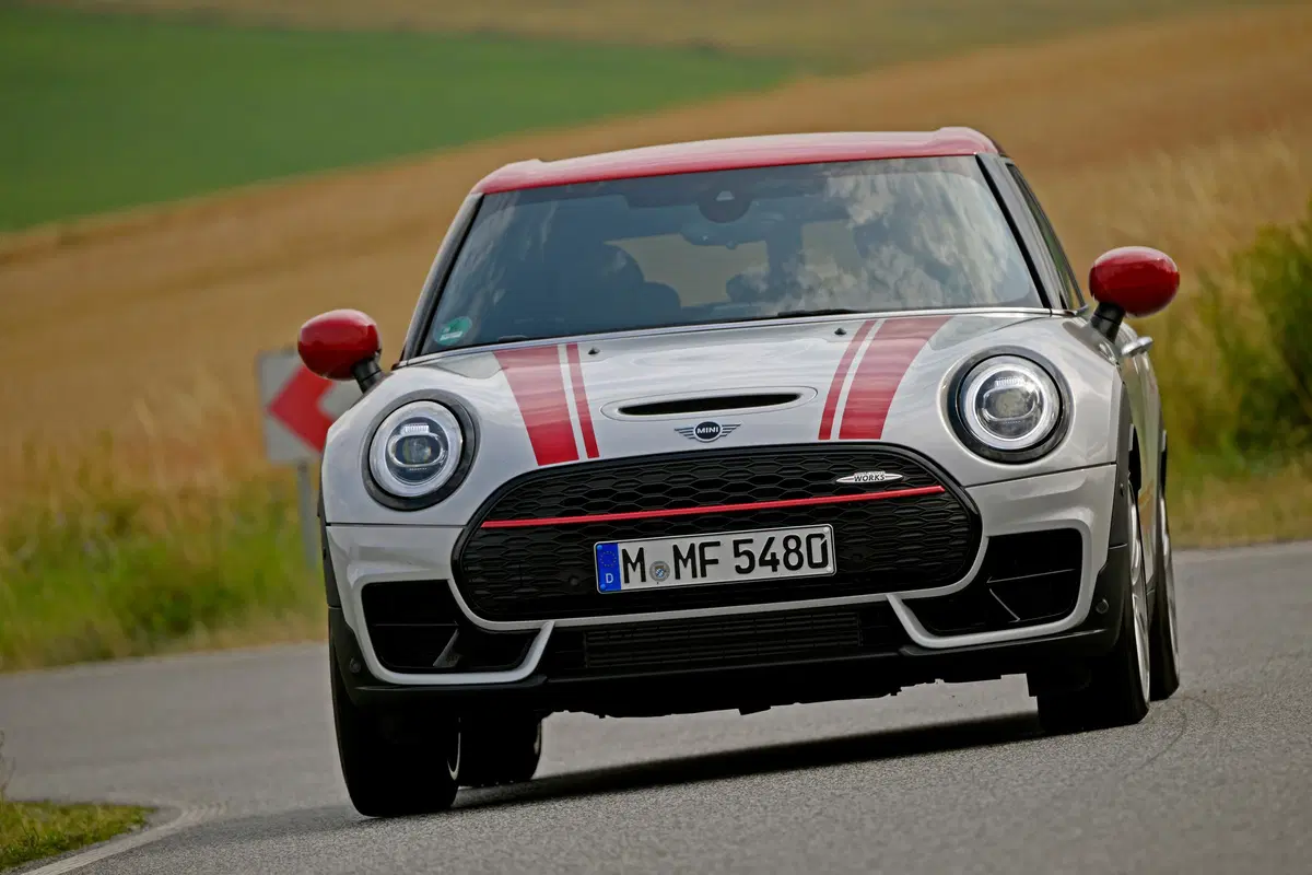 Mini Clubman John Cooper Works 2019, restyling e tanta potenza in più [Video] (7)
