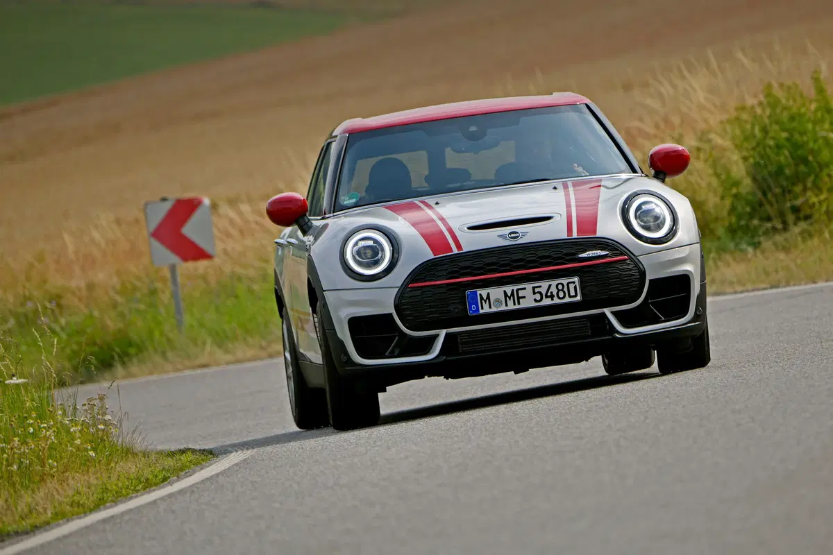 Mini Clubman John Cooper Works 2019, restyling e tanta potenza in più [Video] (8)