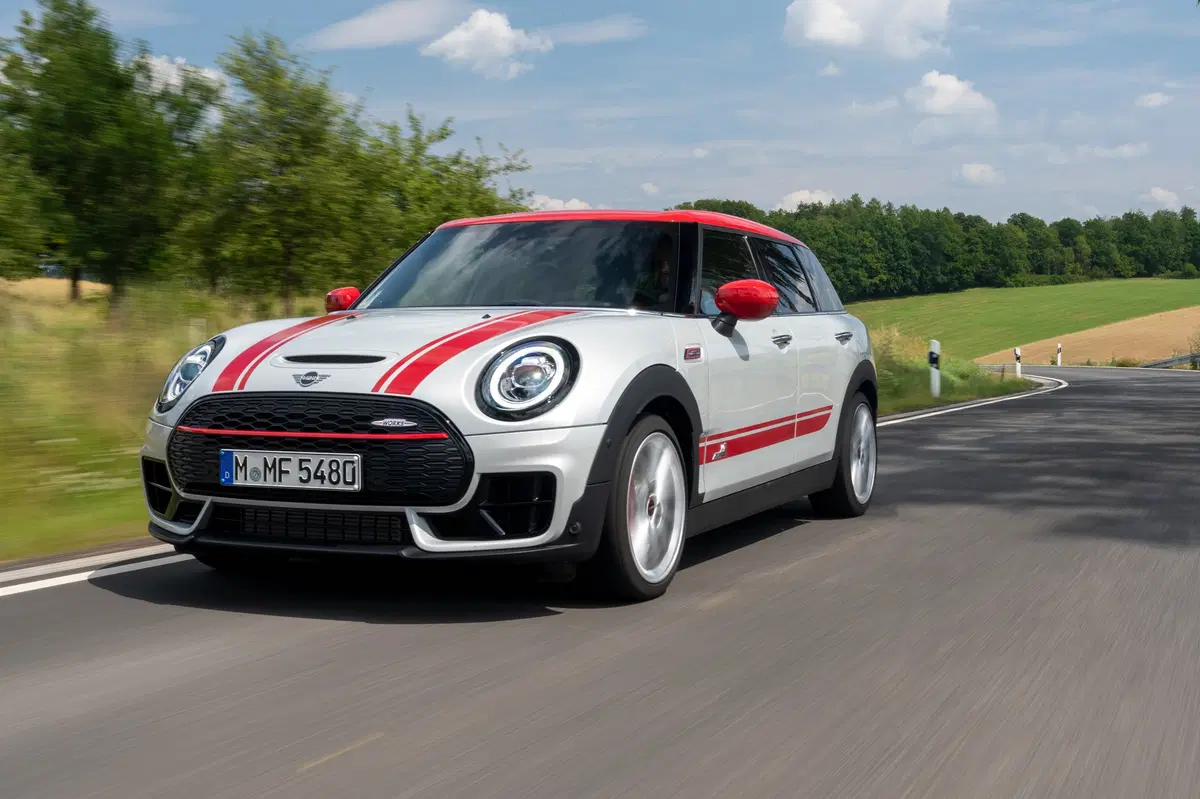 Mini Clubman John Cooper Works 2019, restyling e tanta potenza in più [Video] (9)
