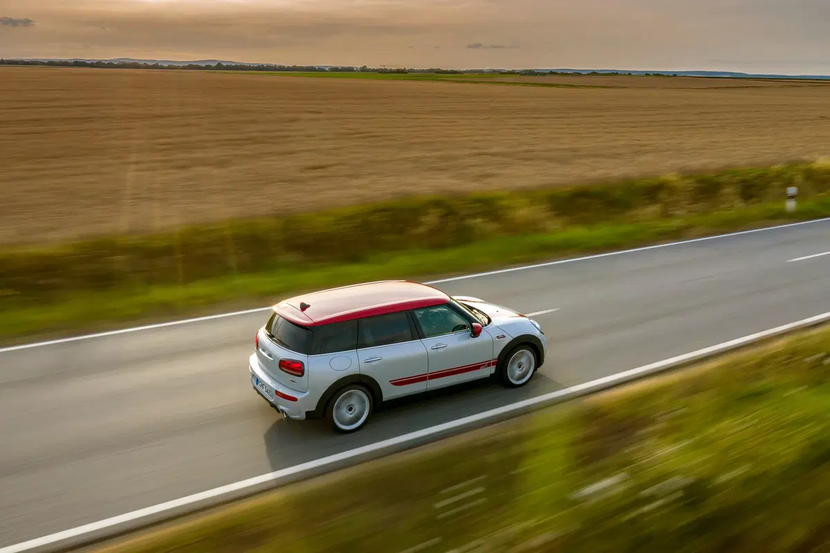Mini Clubman John Cooper Works 2019, restyling e tanta potenza in più [Video] (10)