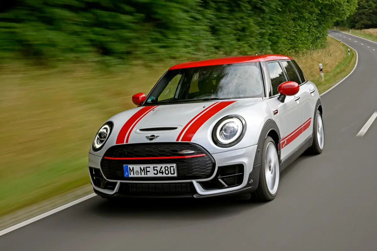 Mini Clubman John Cooper Works 2019, restyling e tanta potenza in più [Video] (11)