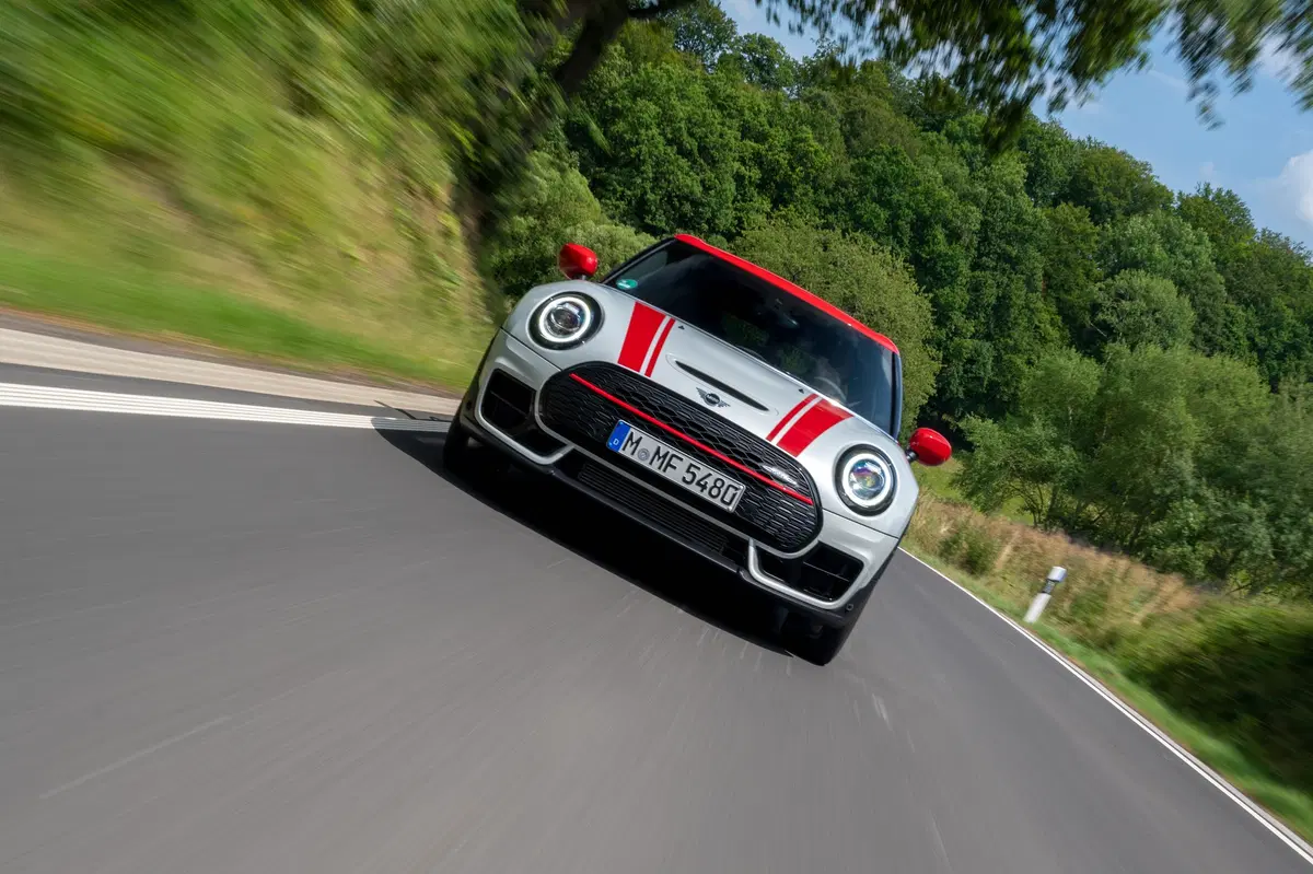 Mini Clubman John Cooper Works 2019, restyling e tanta potenza in più [Video] (12)