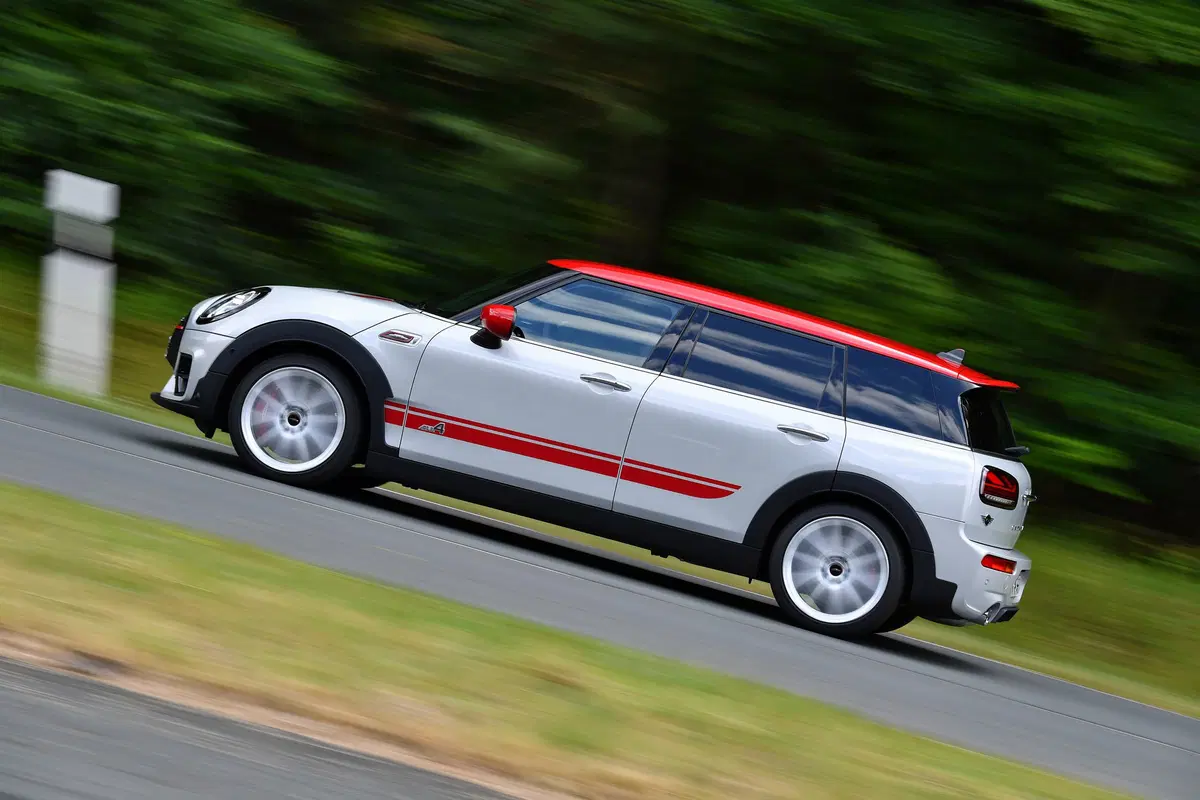 Mini Clubman John Cooper Works 2019, restyling e tanta potenza in più [Video] (14)
