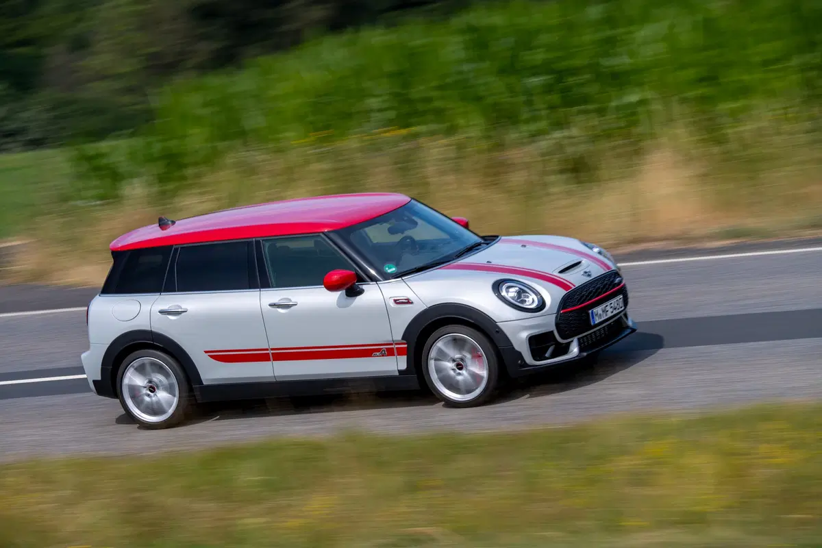 Mini Clubman John Cooper Works 2019, restyling e tanta potenza in più [Video] (15)