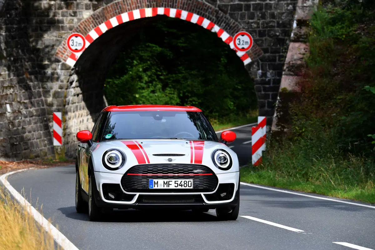 Mini Clubman John Cooper Works 2019, restyling e tanta potenza in più [Video] (16)