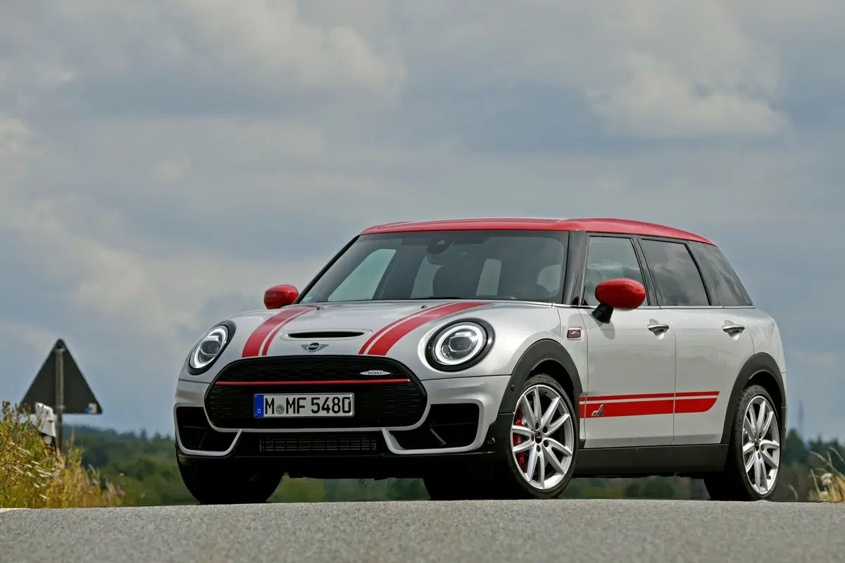 Mini Clubman John Cooper Works 2019, restyling e tanta potenza in più [Video] (17)