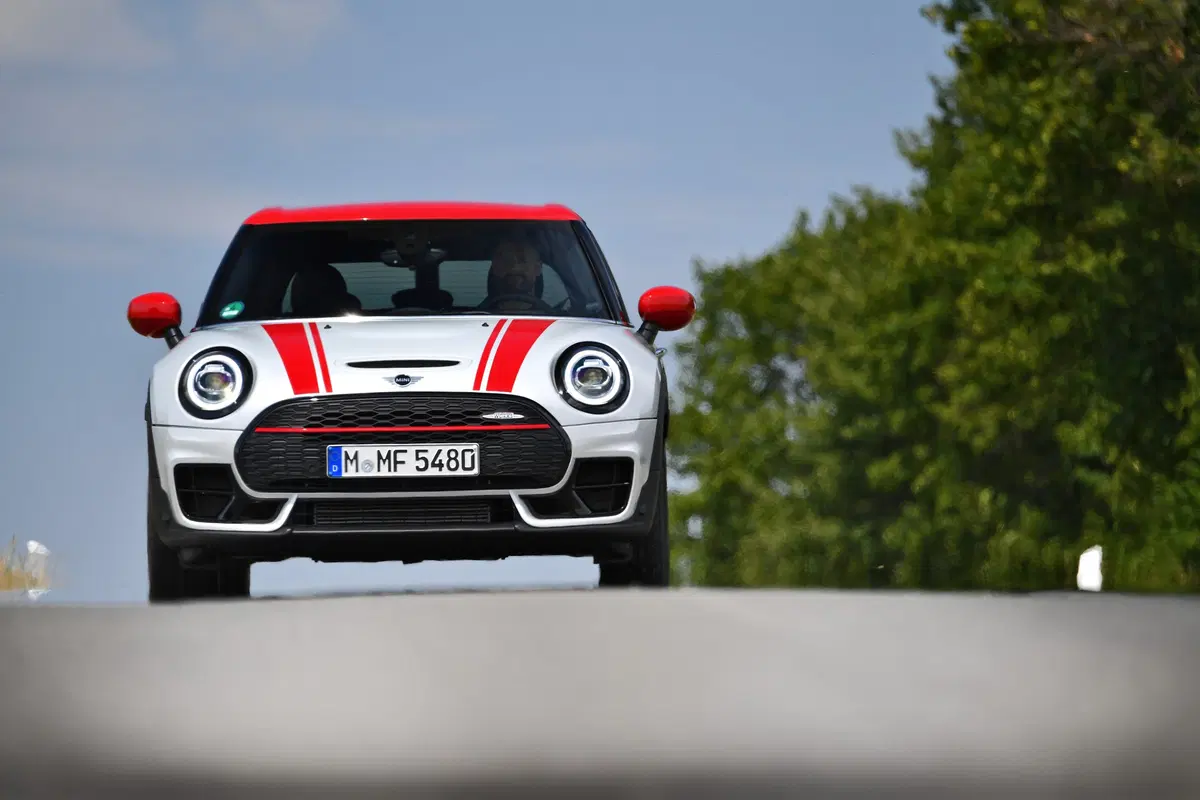 Mini Clubman John Cooper Works 2019, restyling e tanta potenza in più [Video] (18)