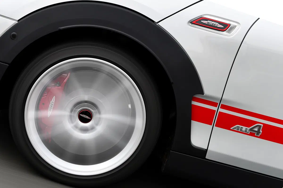 Mini Clubman John Cooper Works 2019, restyling e tanta potenza in più [Video] (26)