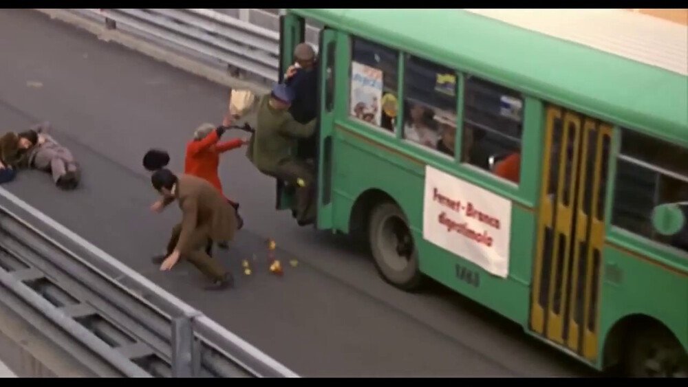 La scena cult del film &ldquo;Fantozzi&ldquo;, con Paolo Villaggio che si lanciava direttamente dal balcone di casa sul bus in corsa per andare in ufficio