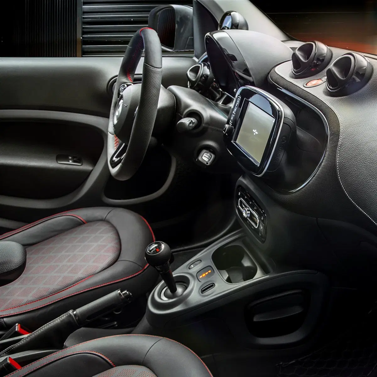 smart fortwo Pureblack, arriva la serie speciale (5)