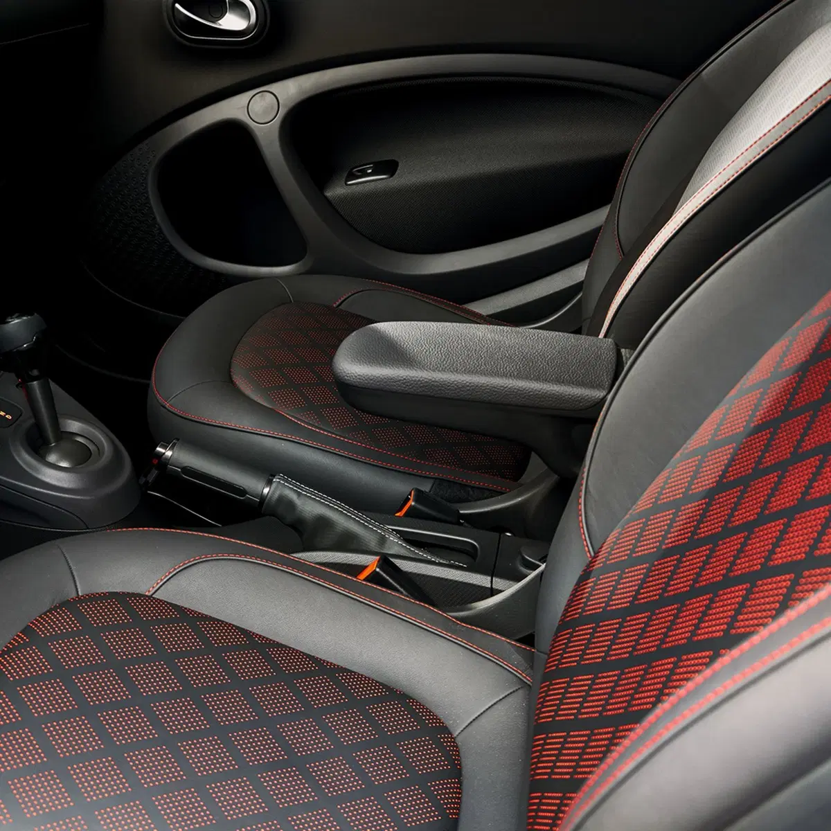 smart fortwo Pureblack, arriva la serie speciale (4)