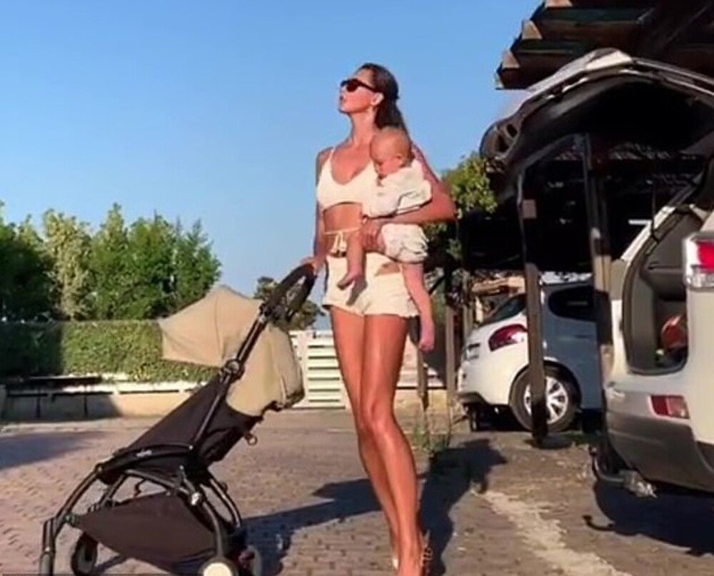 La giovane mamma e social star russa con il bimbo, mostra come si chiude il baule usando il tacco