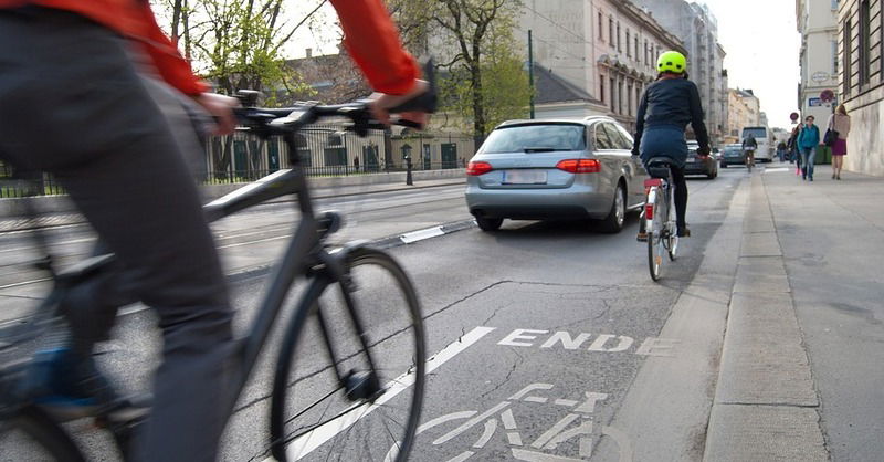 Rischio Incidente tra auto e bici, scooter o moto: in strada la responsabilit&agrave; &egrave; di chi supera