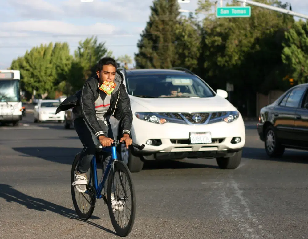 In bici sulla strada qualcuno si sente "il fortunato re" sfilando senza far coda. Il CdS lo tutela invece come utente debole e alcuni automobilisti non gradiscono gli sbandamenti dei ciclisti