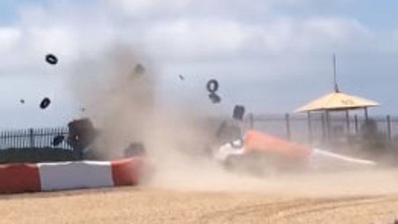 Incidente choc nella Porsche GT3 Cup all&#039;Estoril: auto vola fuori dalle barriere [Video]