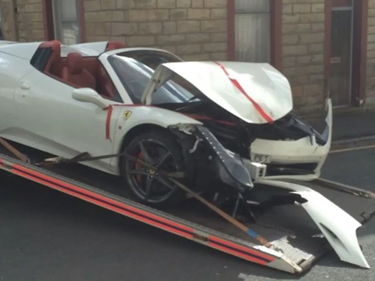 Oggi sposi! E distruggono la Ferrari nuziale... (2)