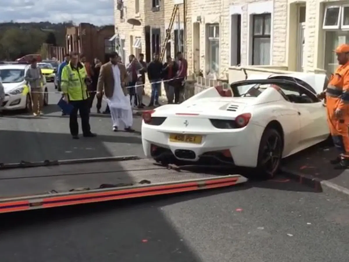 Oggi sposi! E distruggono la Ferrari nuziale... (3)