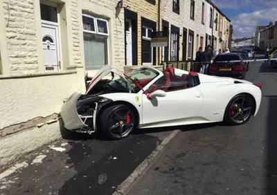 Oggi sposi! E distruggono la Ferrari nuziale...