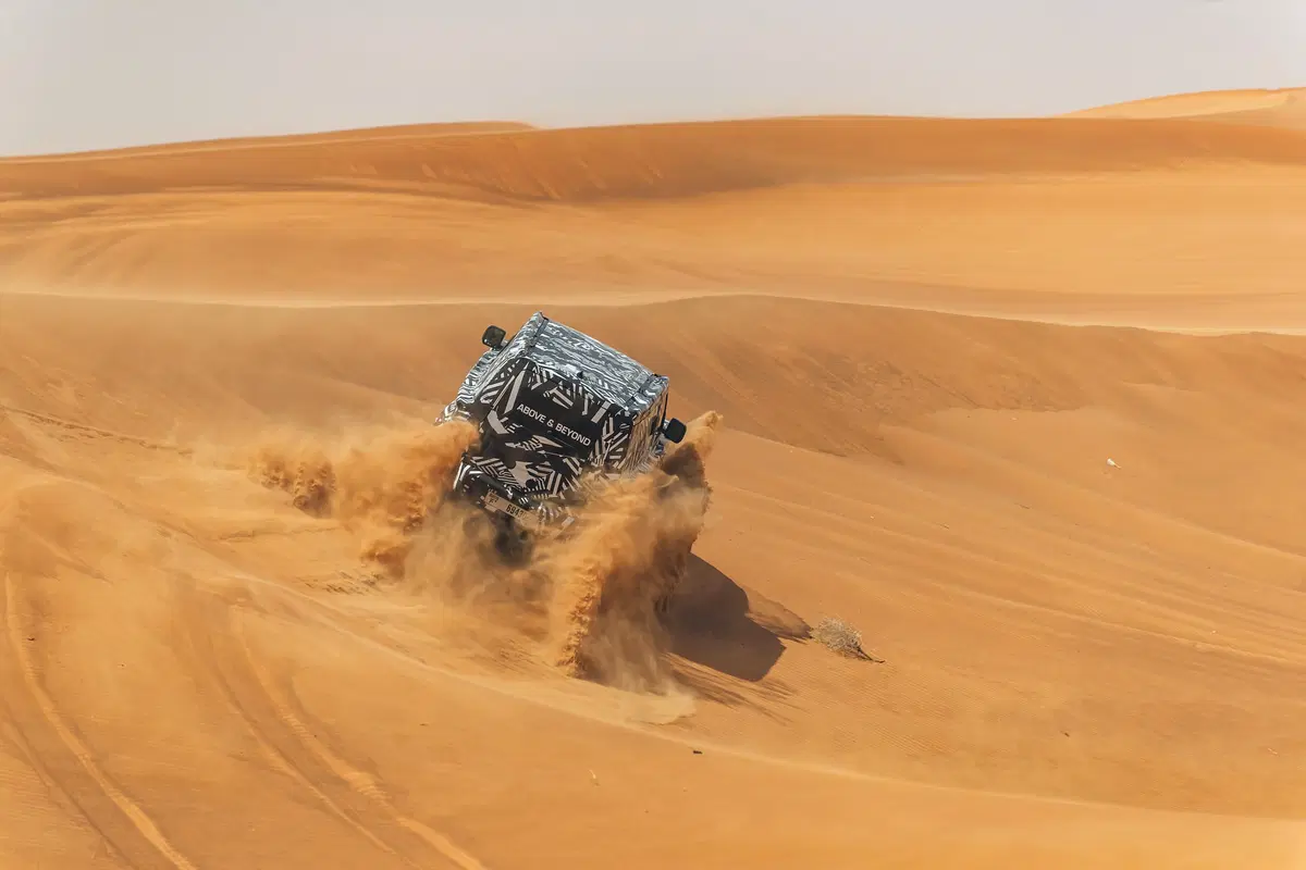 Land Rover Defender 2020, test nel deserto con la Croce Rossa (2)