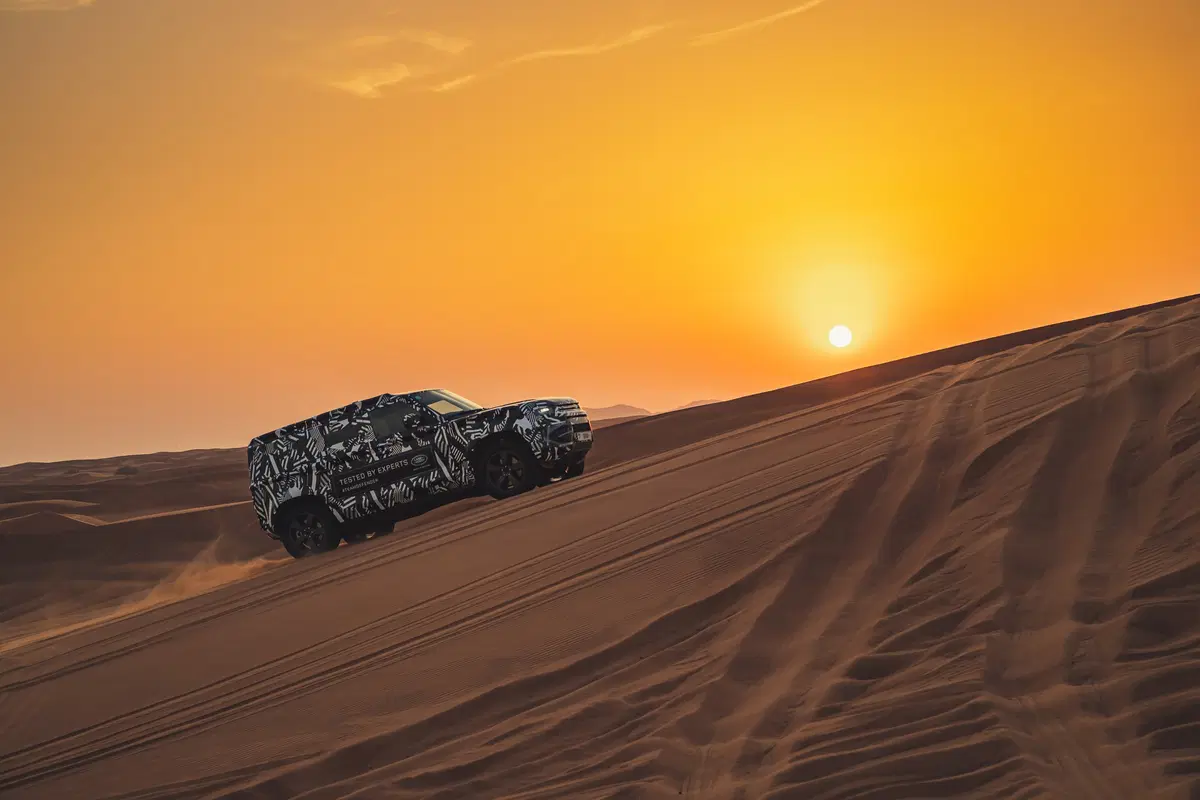 Land Rover Defender 2020, test nel deserto con la Croce Rossa (3)